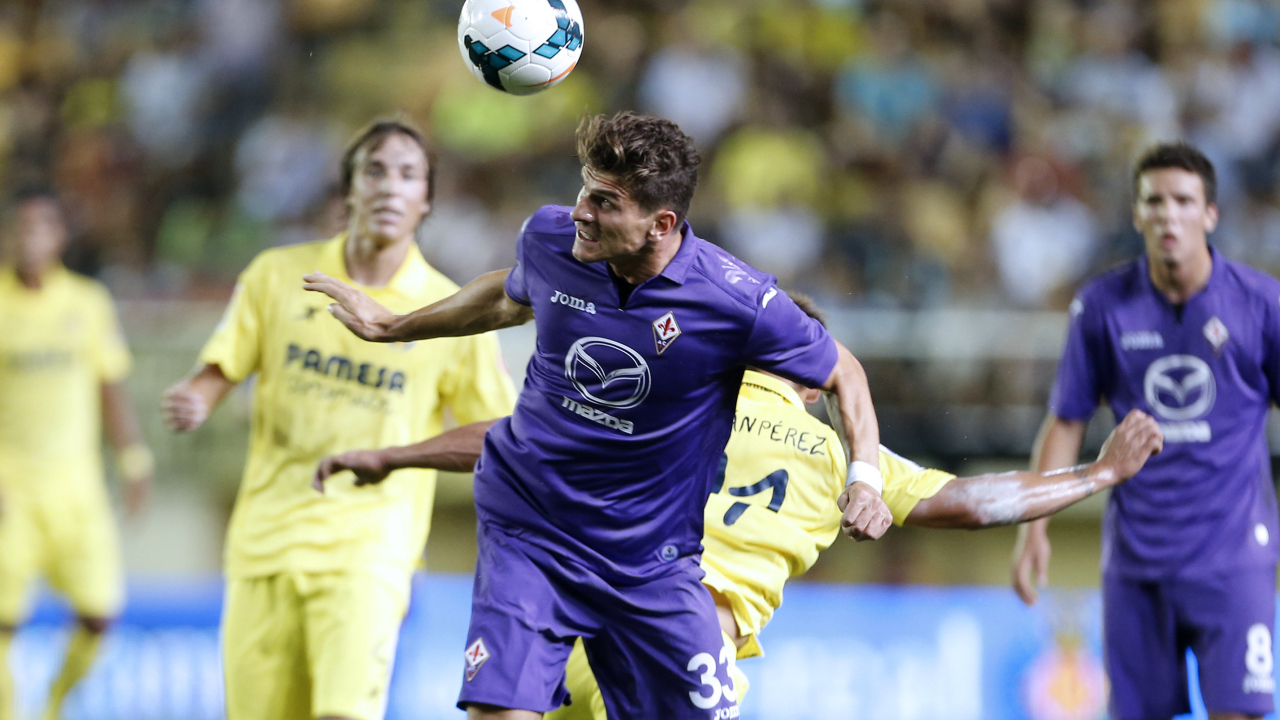 Игрок из Фиорентина Марио Гомес бьет мяч