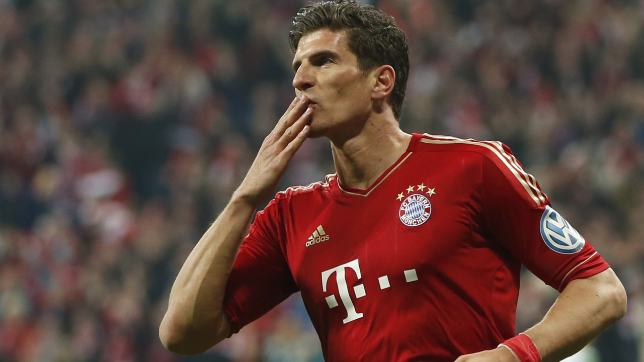 Игрок из Фиорентина Марио Гомес отправки летающий поцелуй