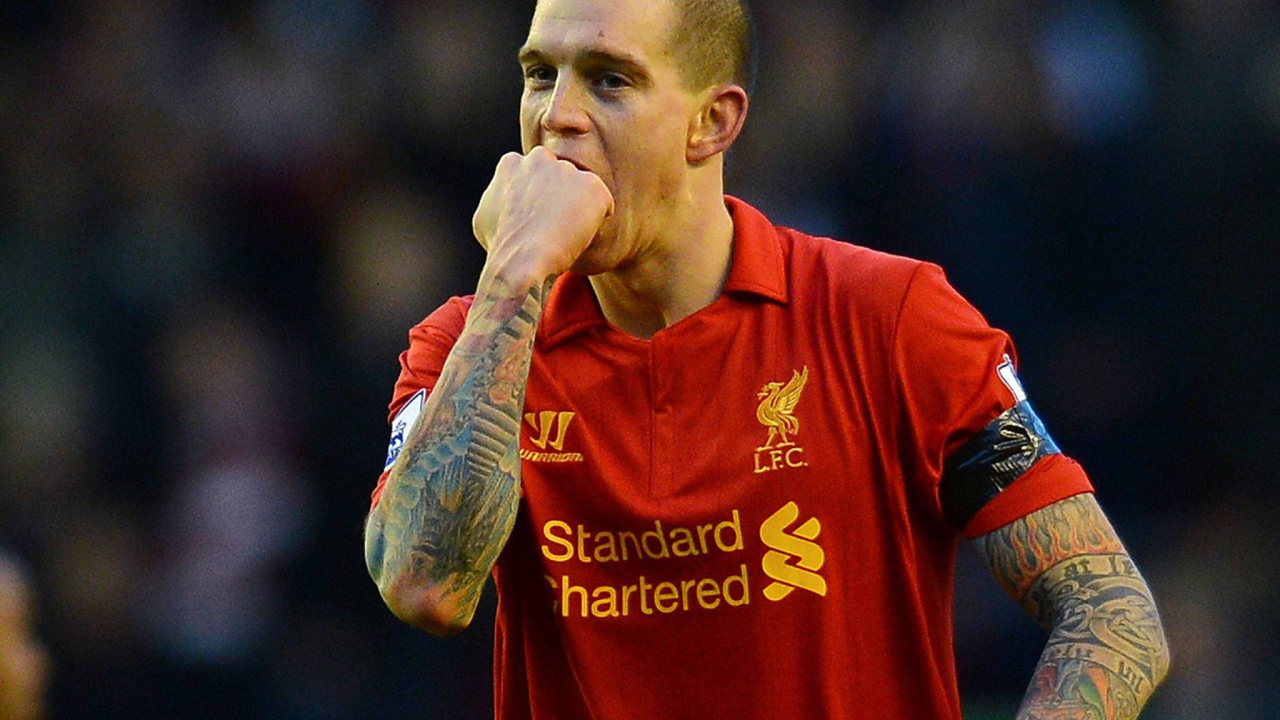 Игрок Ливерпуля Даниэль Аггер кусает свой кулак