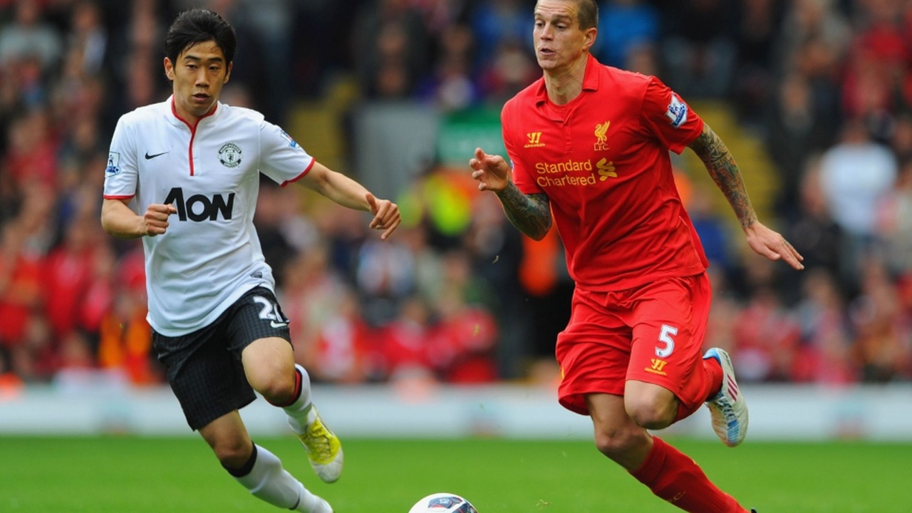 Игрок Ливерпуля Даниэль Аггер бежит вперед на мяч