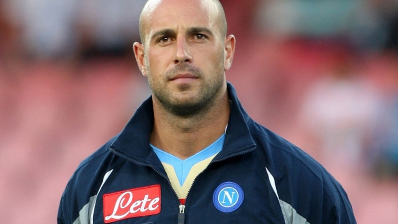 The player of Napoli Pepe Reina before the game