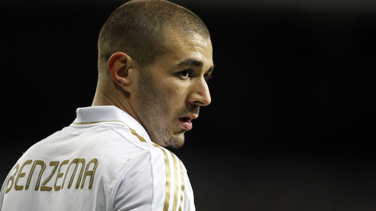 Игрок мадридского Реала Карим Бензема на черном фоне