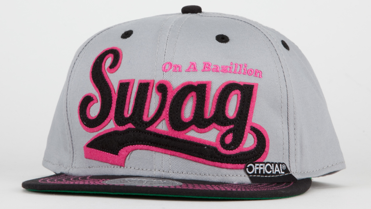 Белая кепка swag