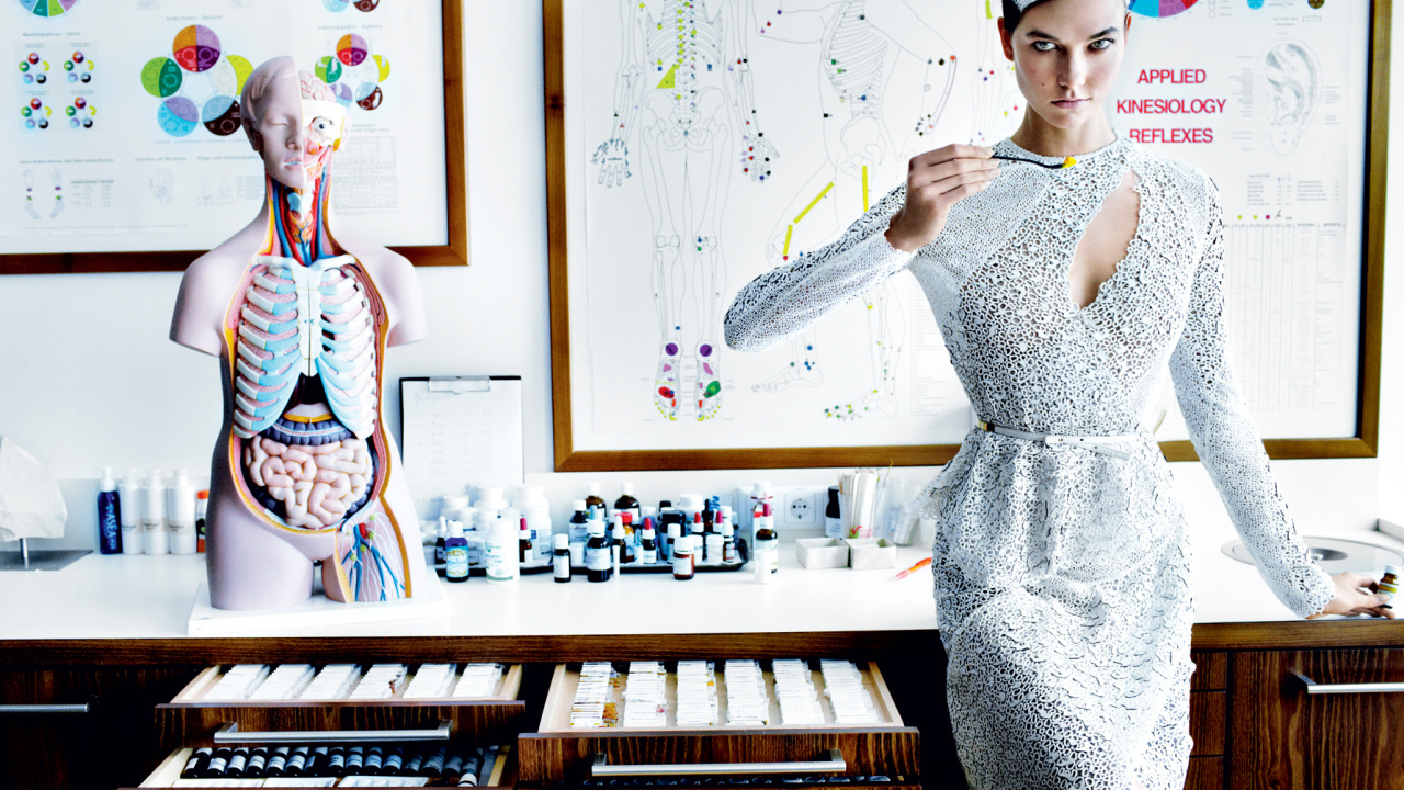 Креативная фотография девушки в белом платье