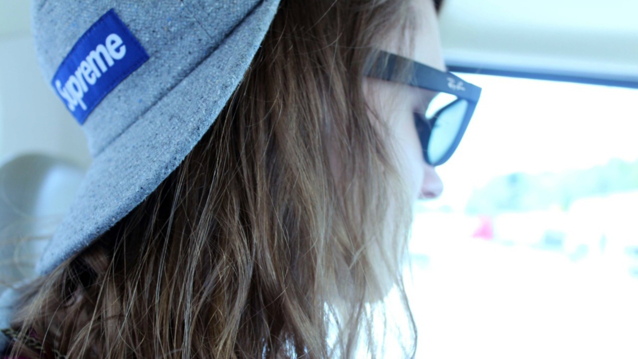 Девушка в кепке supreme