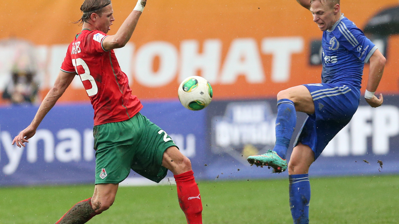 Полузащитник московского Локомотива Виталий Денисов борется за мяч