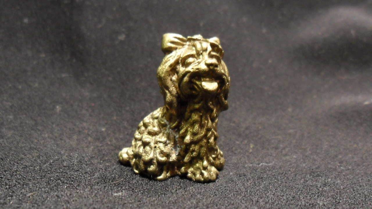 Золотая фигурка болонки
