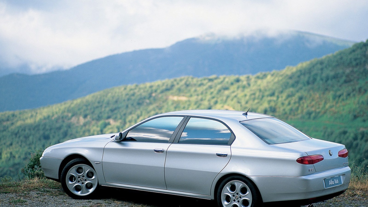 Автомобиль Alfa Romeo 166 на дороге