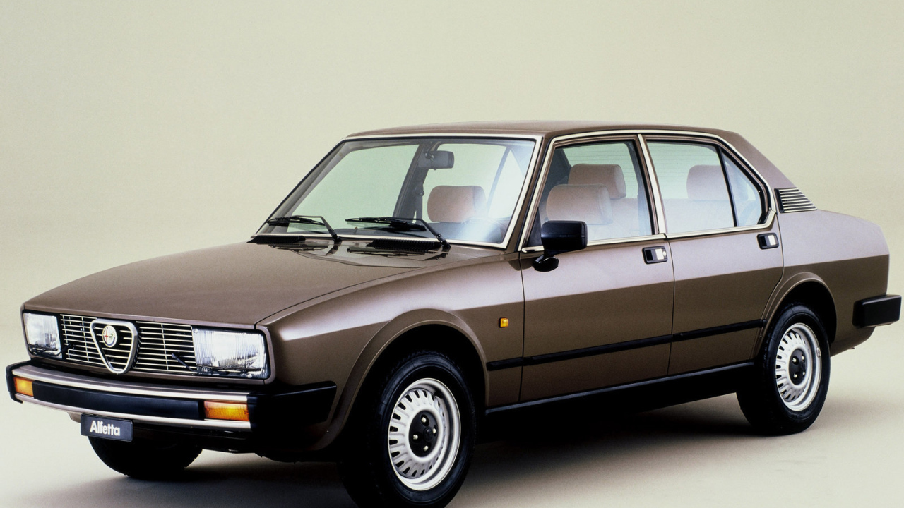 Автомобиль Alfa Romeo alfetta на дороге