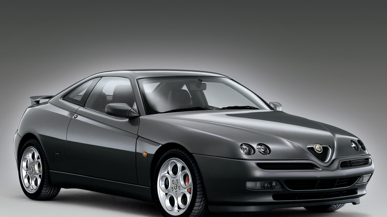 Автомобиль Alfa Romeo gtv на дороге