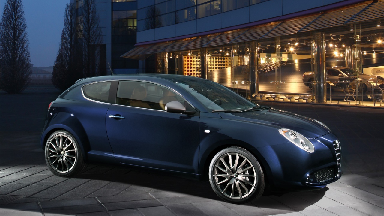 Автомобиль Alfa Romeo mito на дороге