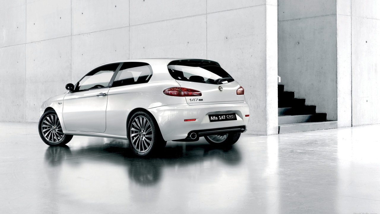 Альфа Ромэо у белой стены