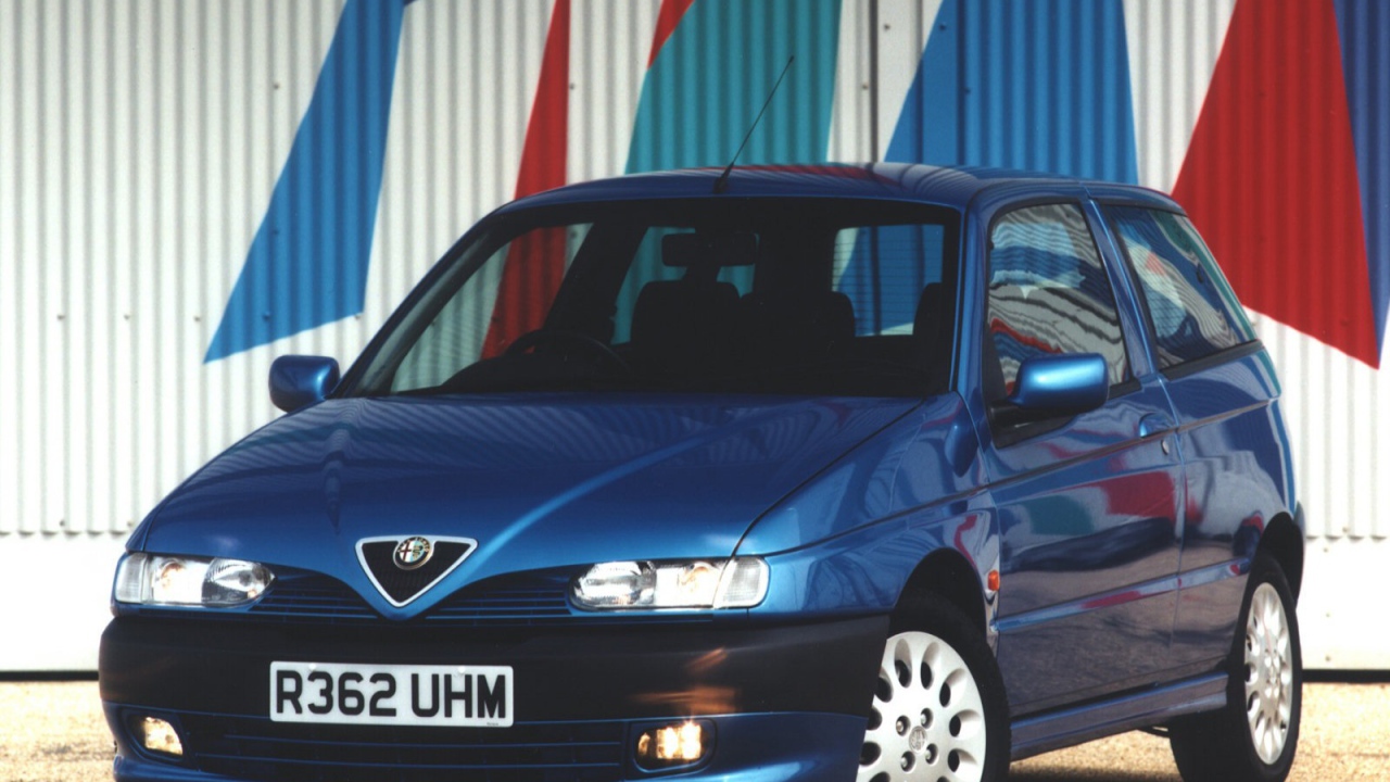 Красивый автомобиль Alfa Romeo 145 в Москве