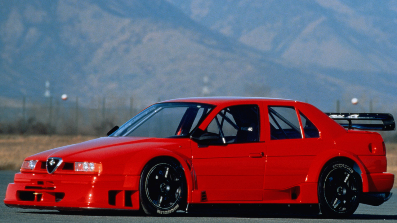 Красивый автомобиль Alfa Romeo 155