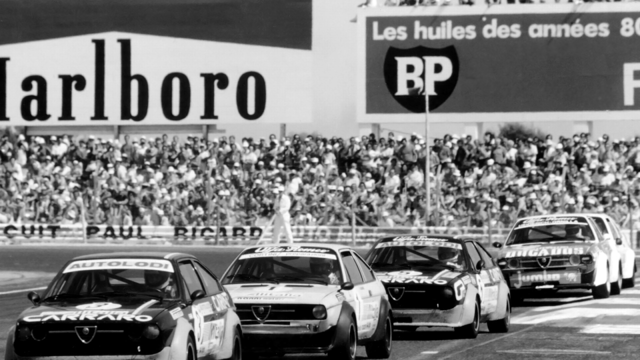 Красивый автомобиль Alfa Romeo alfasud