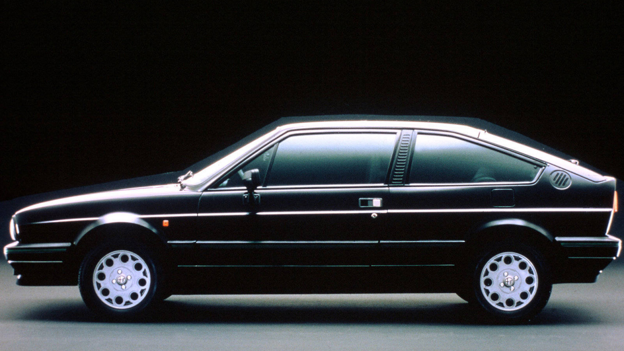 Красивый автомобиль Alfa Romeo alfasud в Москве