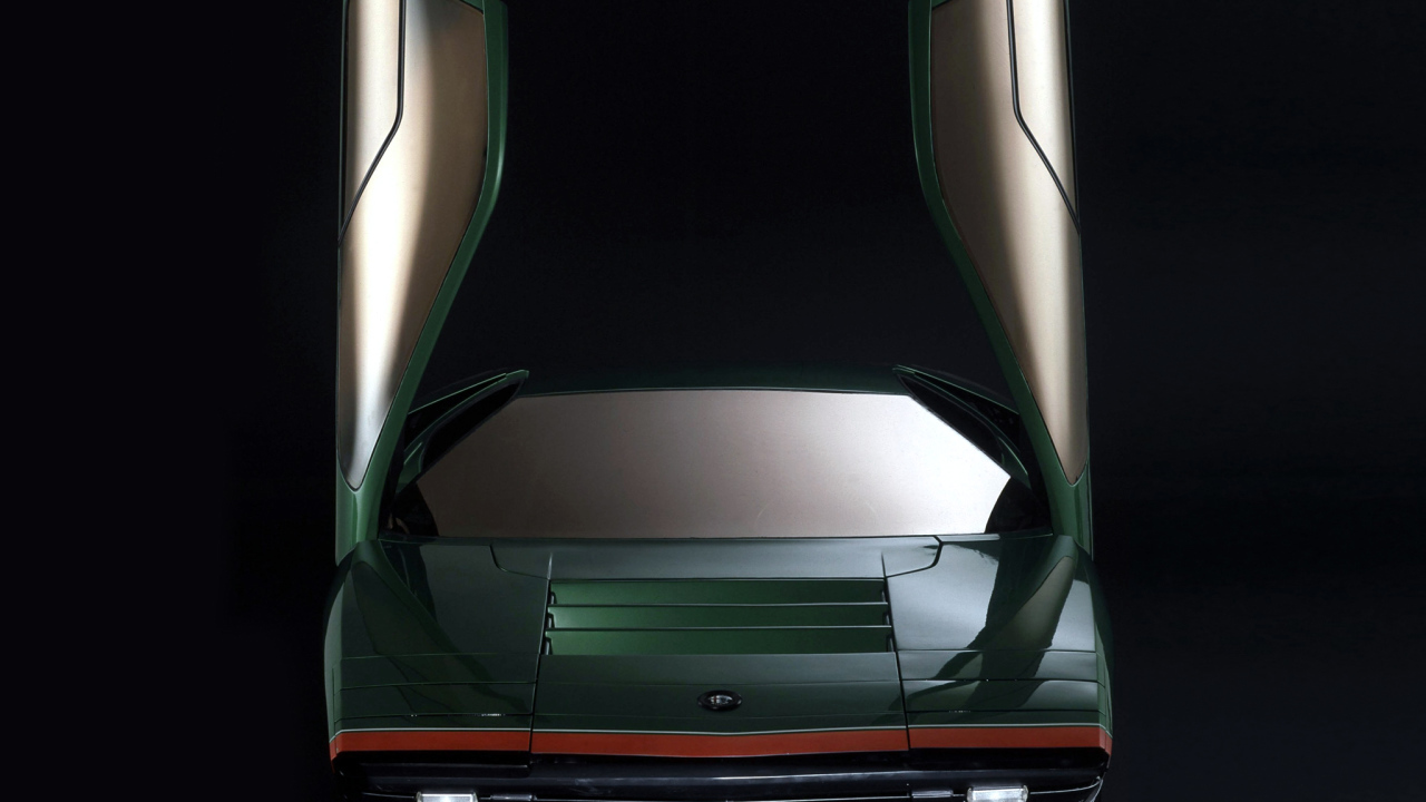 Красивый автомобиль Alfa Romeo carabo