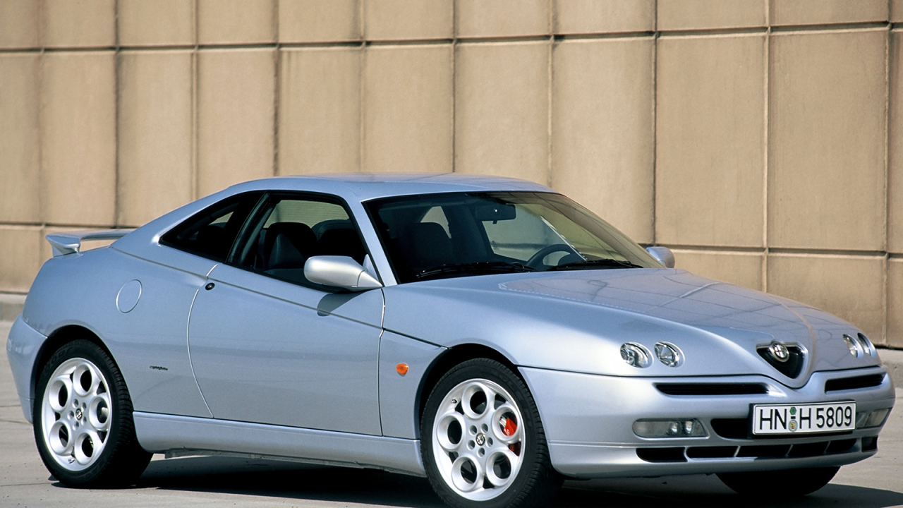 Красивый автомобиль Alfa Romeo gtv в Москве