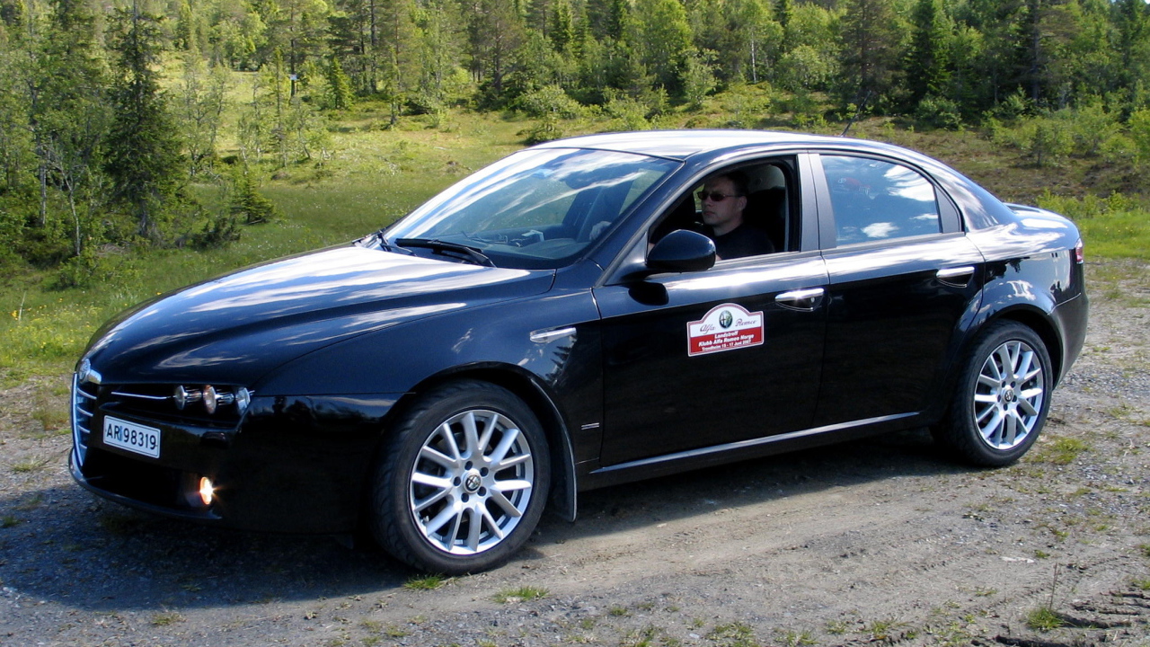Черная Alfa Romeo 159