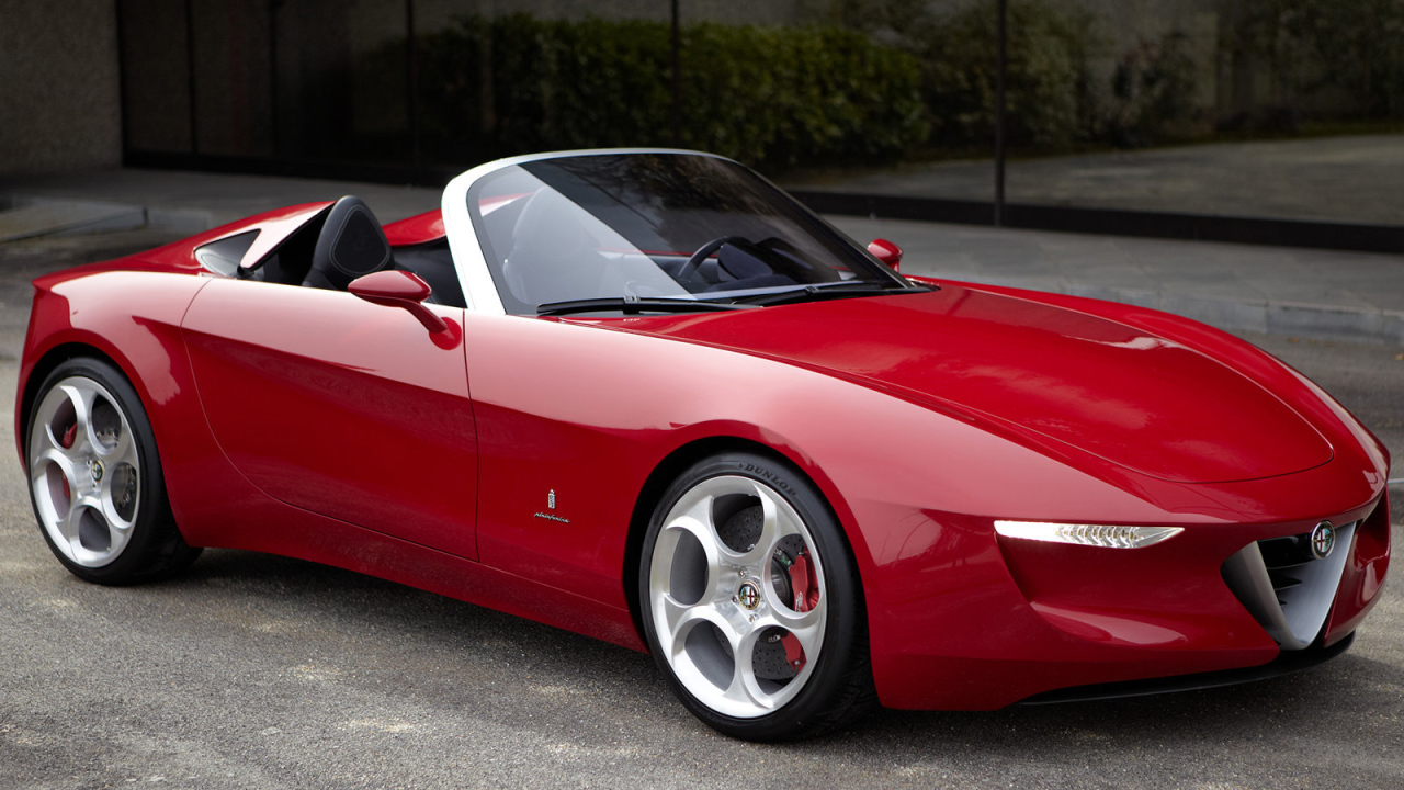 Автомобиль Alfa Romeo gloria на дороге