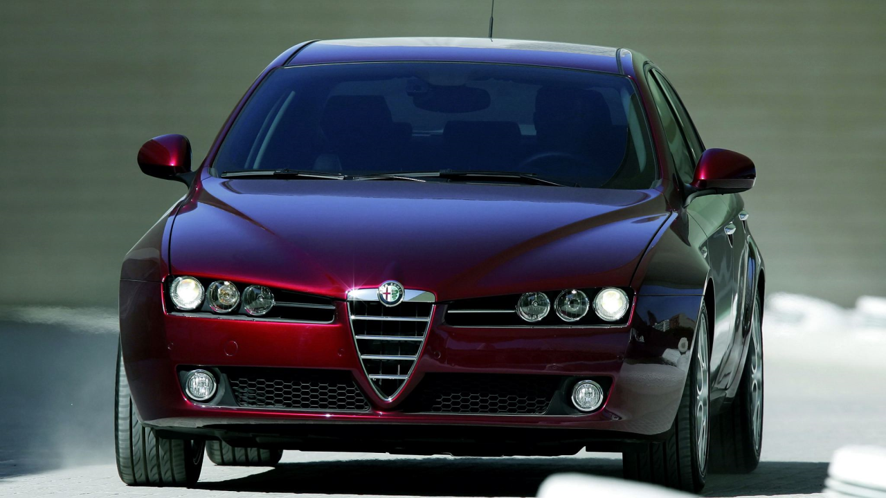Вишневая Alfa Romeo 159