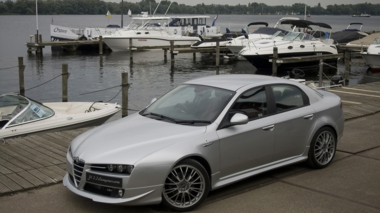 Серебристая Alfa Romeo 159