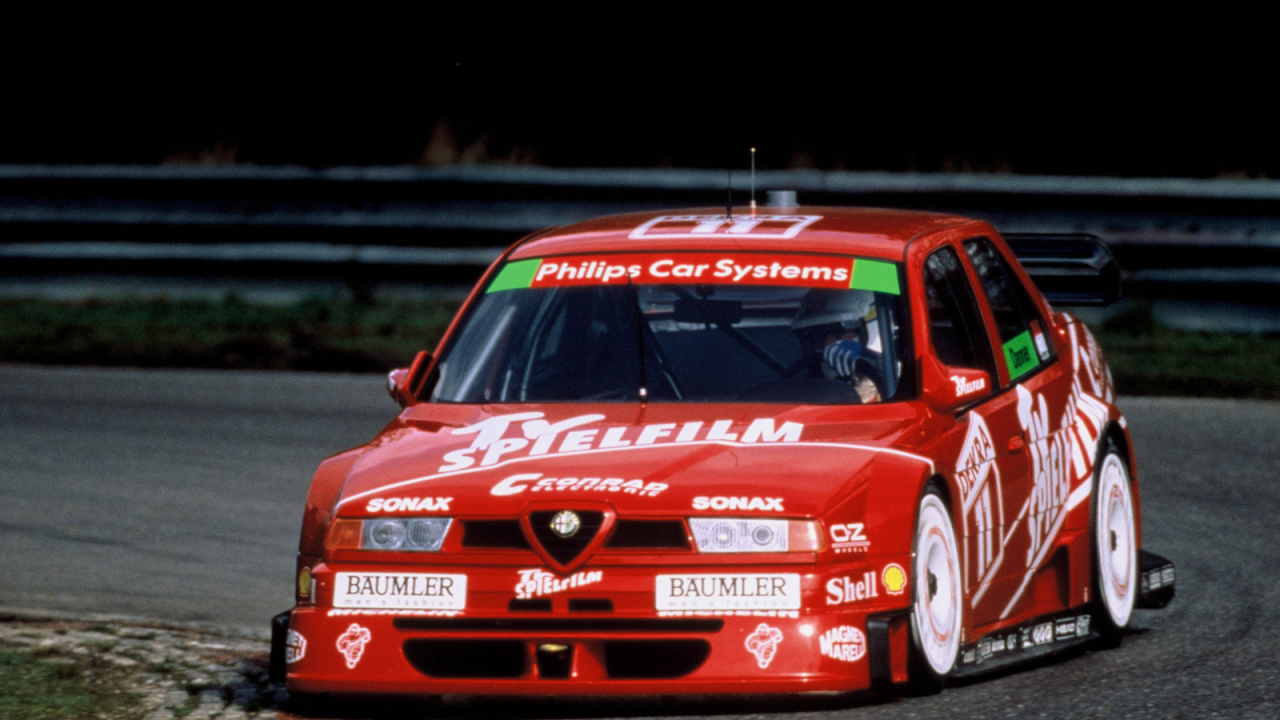 Красивый автомобиль Alfa Romeo 155 в Москве