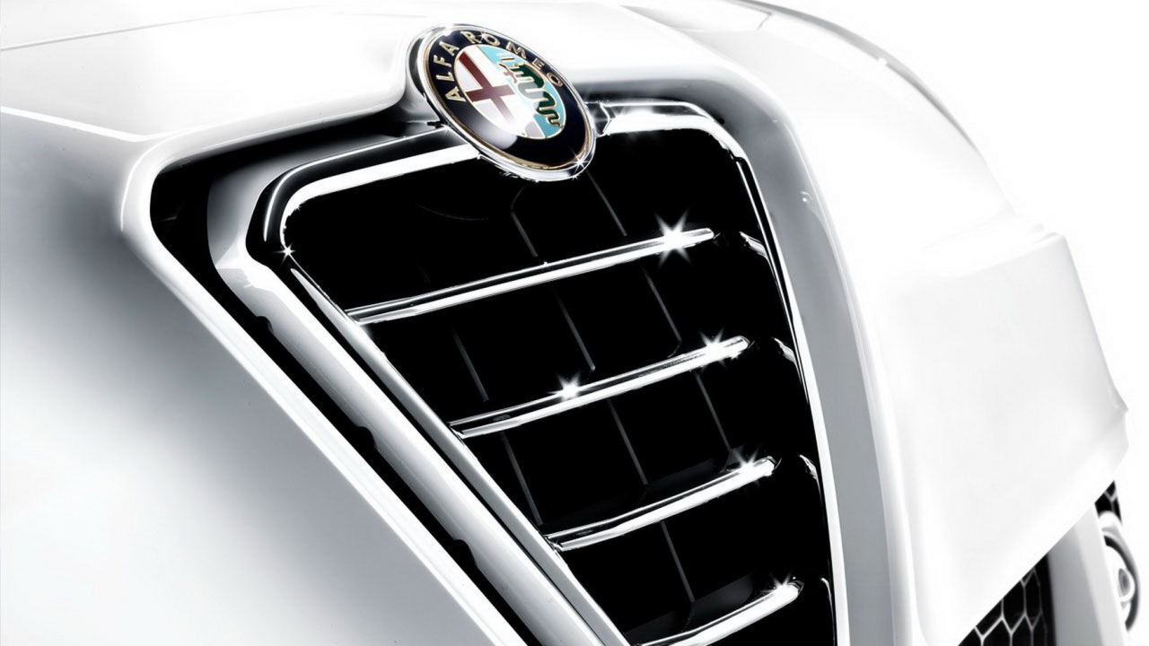 Красивый автомобиль Alfa Romeo 8c spider в Москве