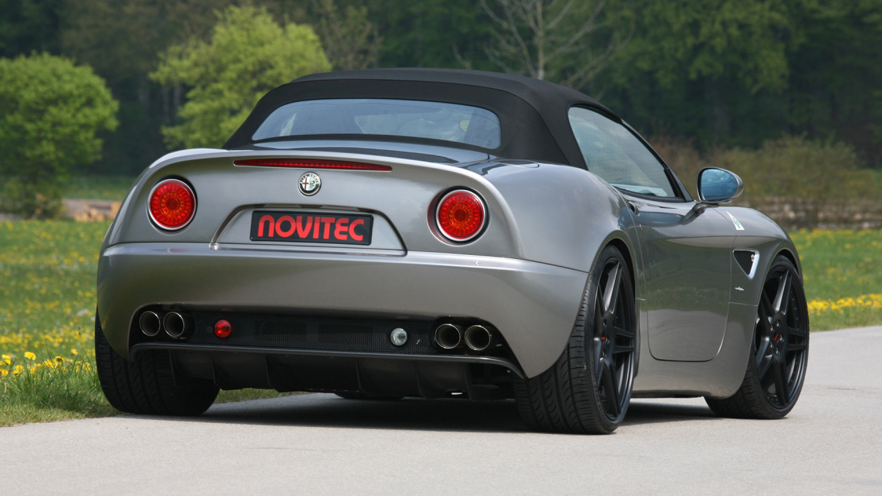 Автомобиль марки Alfa Romeo модели 8c spider