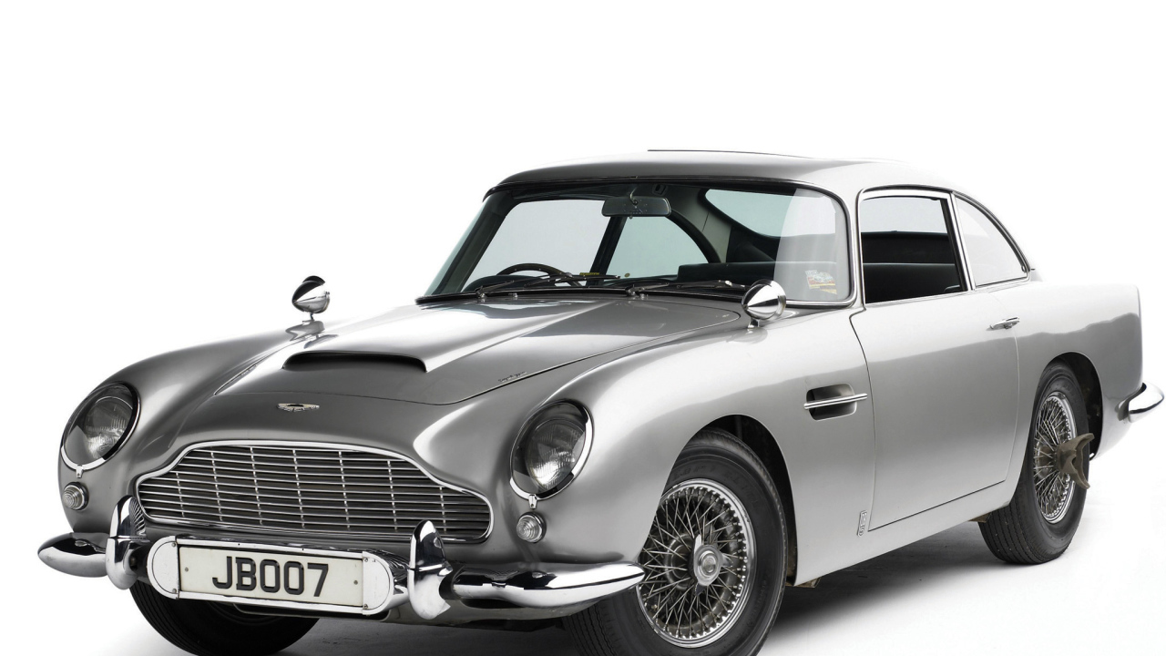 Автомобиль Aston Martin db5 на дороге
