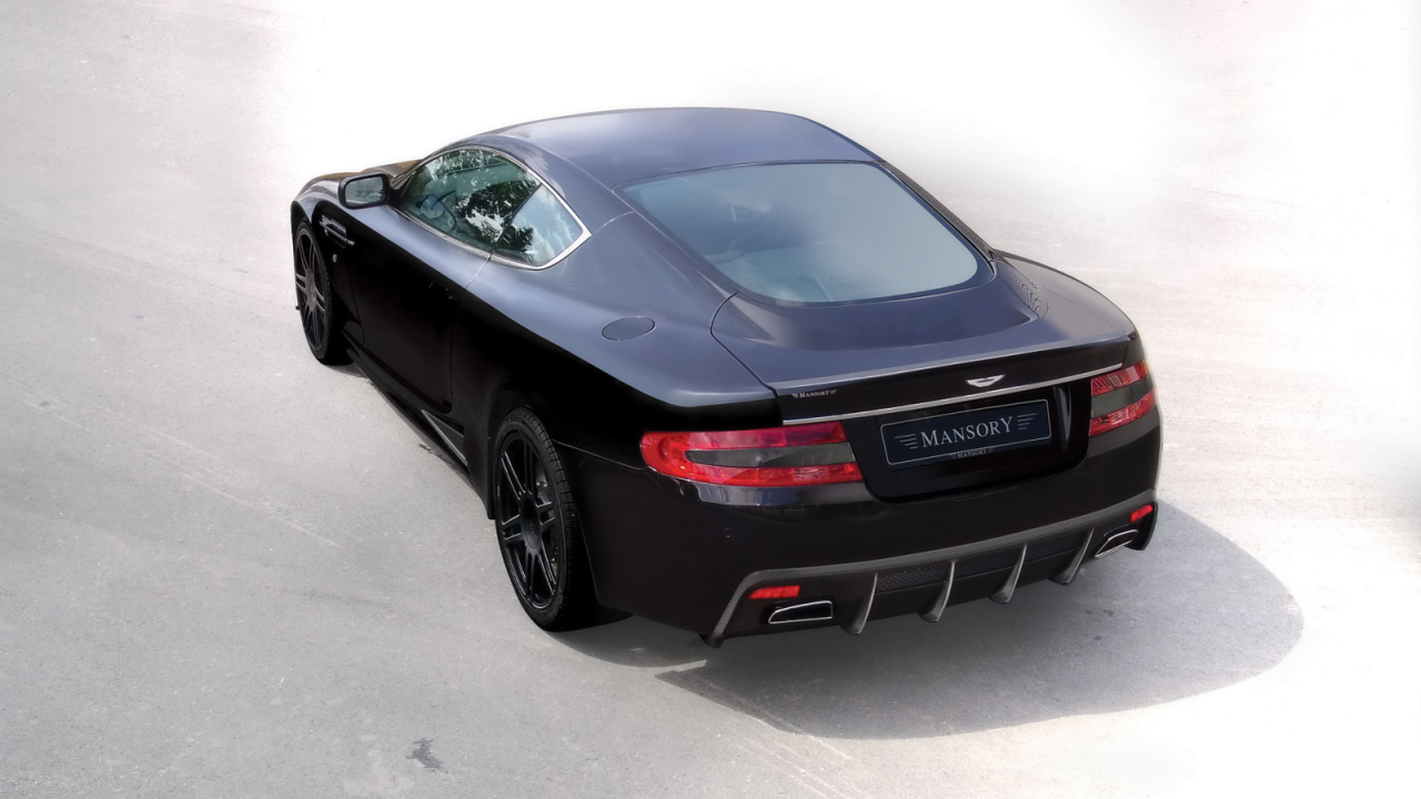 Автомобиль Aston Martin mansory на дороге