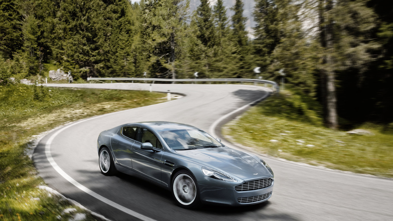 Автомобиль Aston Martin rapide на дороге