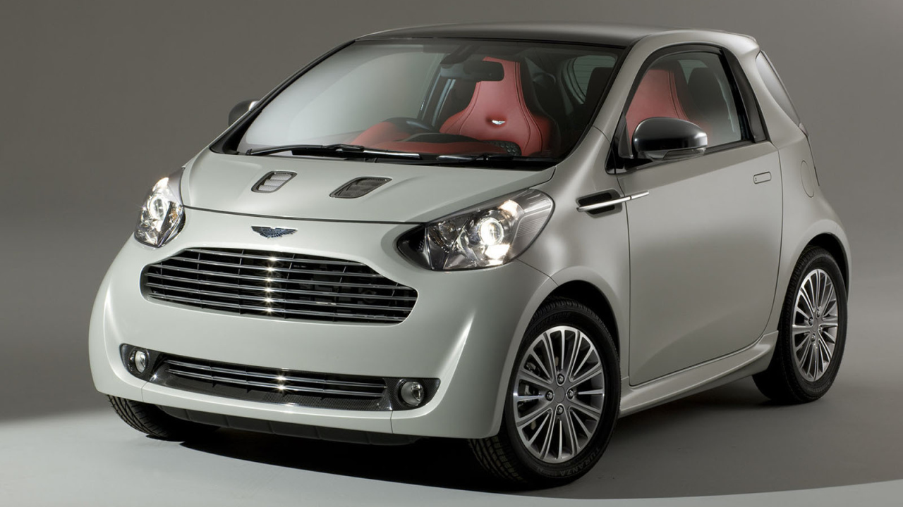 Красивый автомобиль Aston Martin cygnet