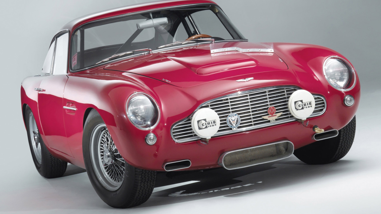 Красивый автомобиль Aston Martin db4 в Москве