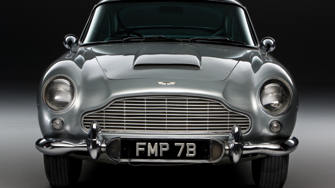 Красивый автомобиль Aston Martin db5