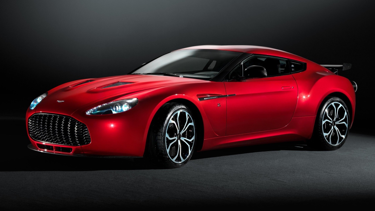 Красивый автомобиль Aston Martin 2013 в Москве
