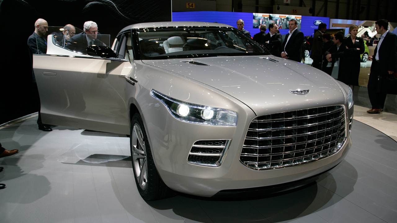 Красивый автомобиль Aston Martin lagonda в Москве