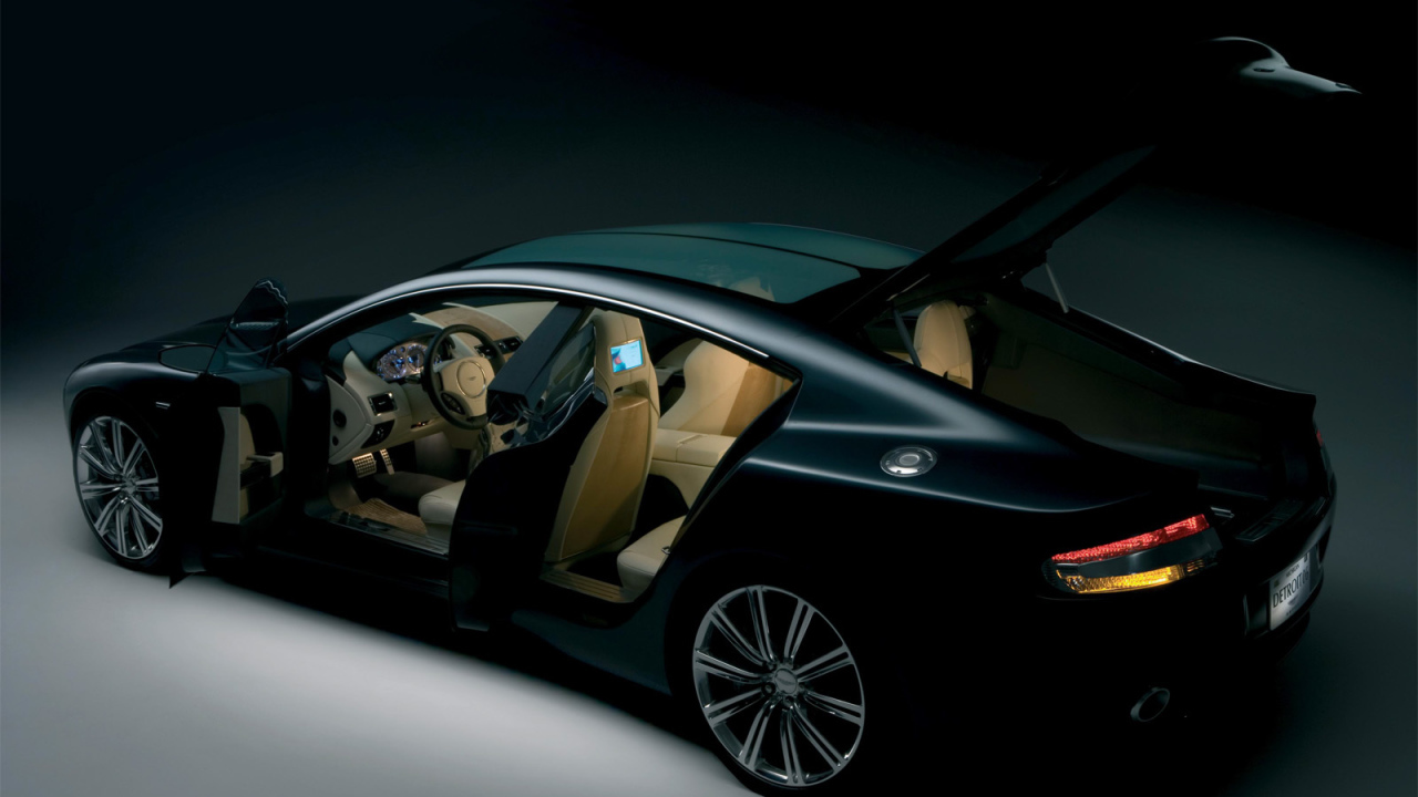 Красивый автомобиль Aston Martin rapide в Москве