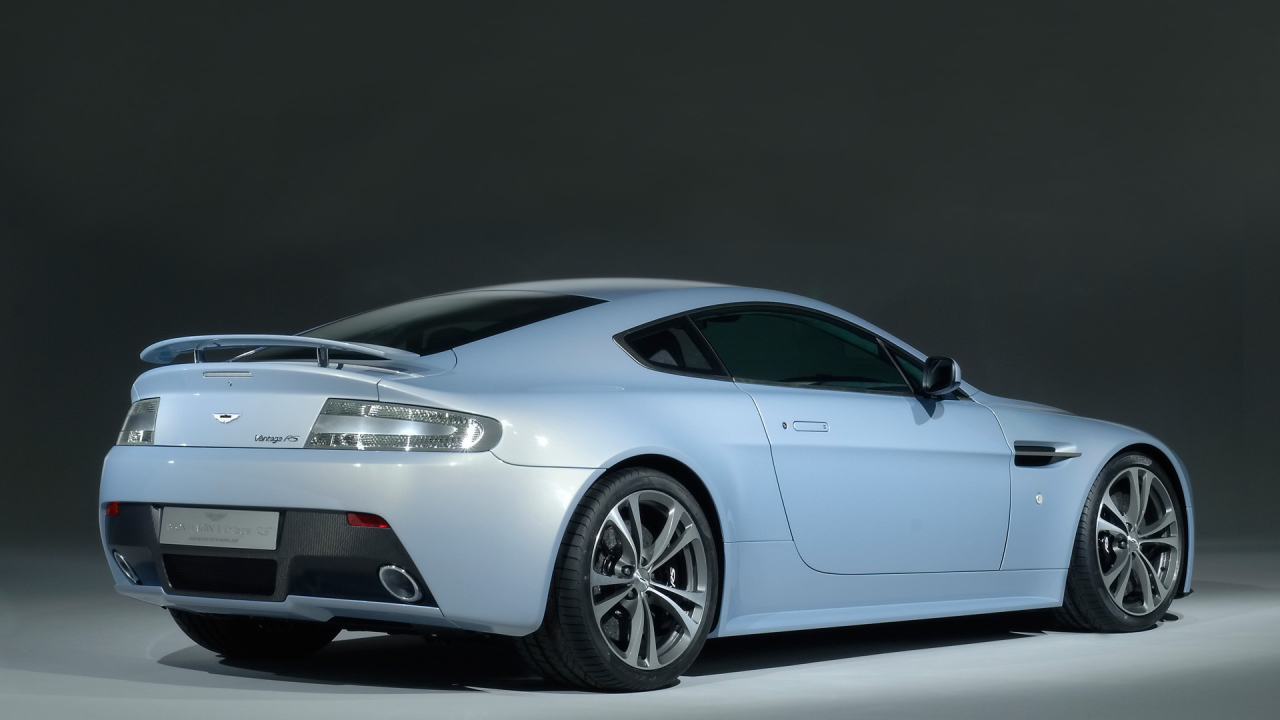 Красивый автомобиль Aston Martin v12