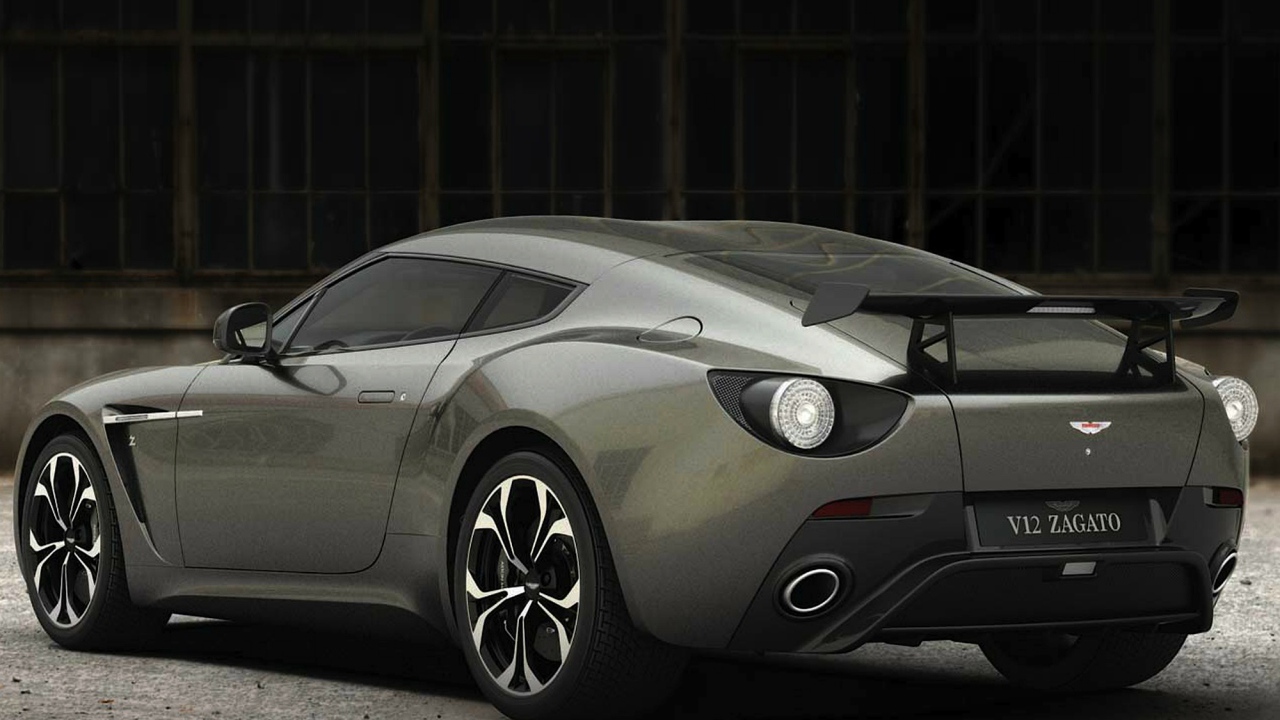 Красивый автомобиль Aston Martin v12 в Москве