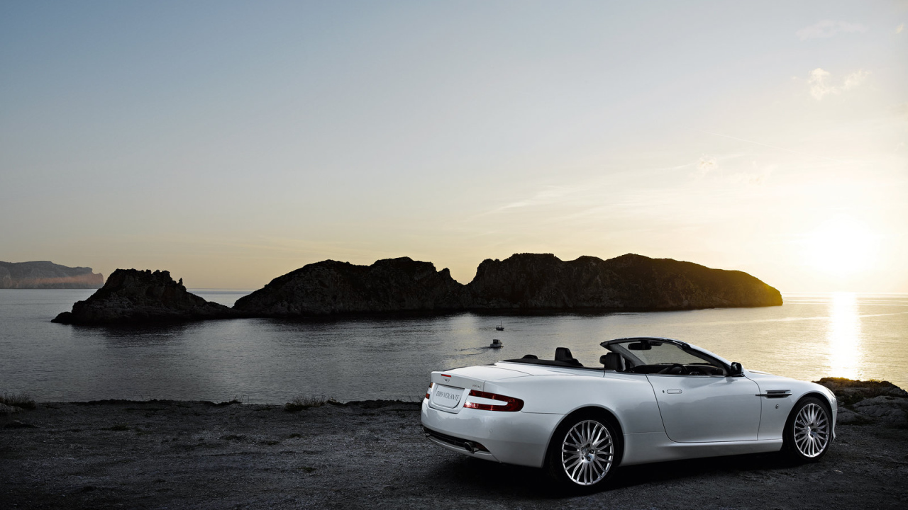 Автомобиль марки Aston Martin модели volante