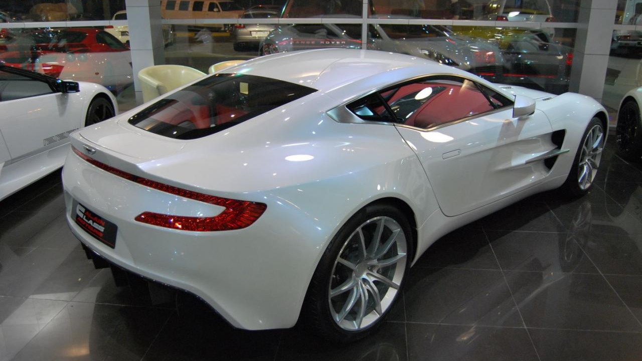 Белый Aston Martin one 77