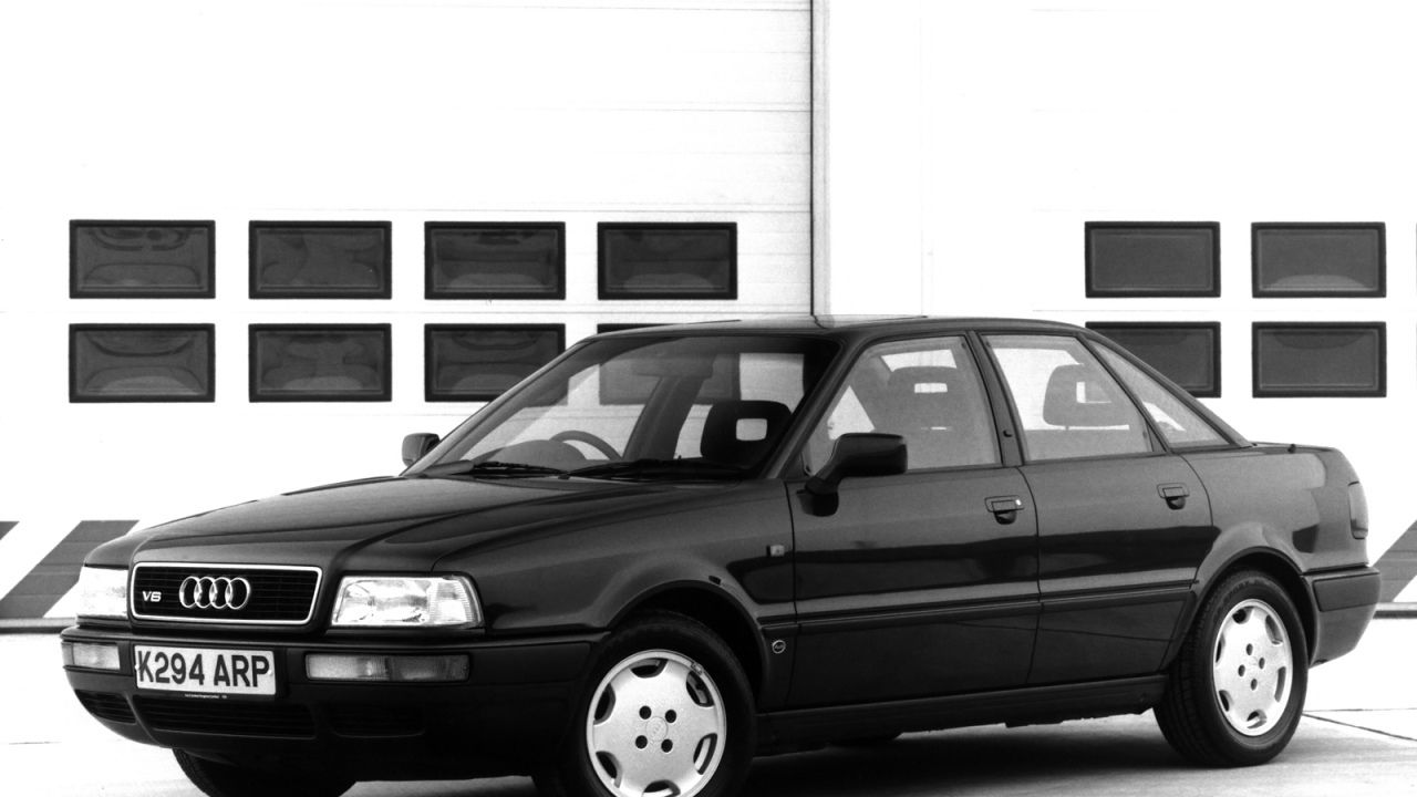 Автомобиль Audi 80 на дороге