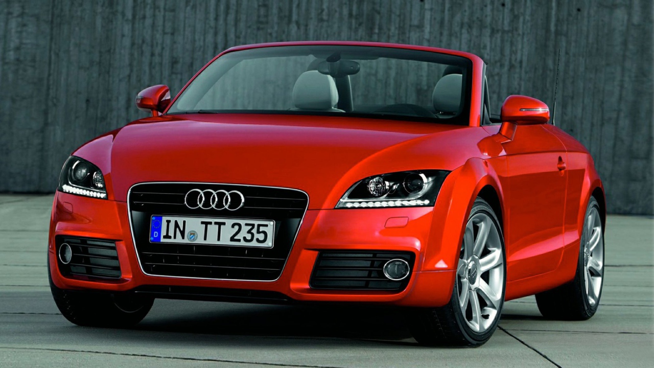 Автомобиль Audi TT 2014 года на дороге