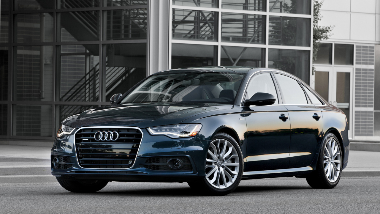 Автомобиль Audi a6 на дороге