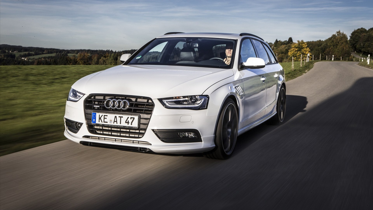 Автомобиль Audi avant на дороге