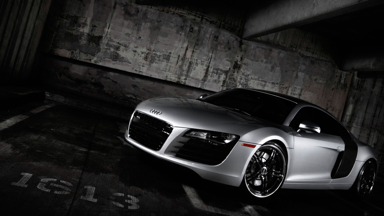Автомобиль Audi r8 на дороге