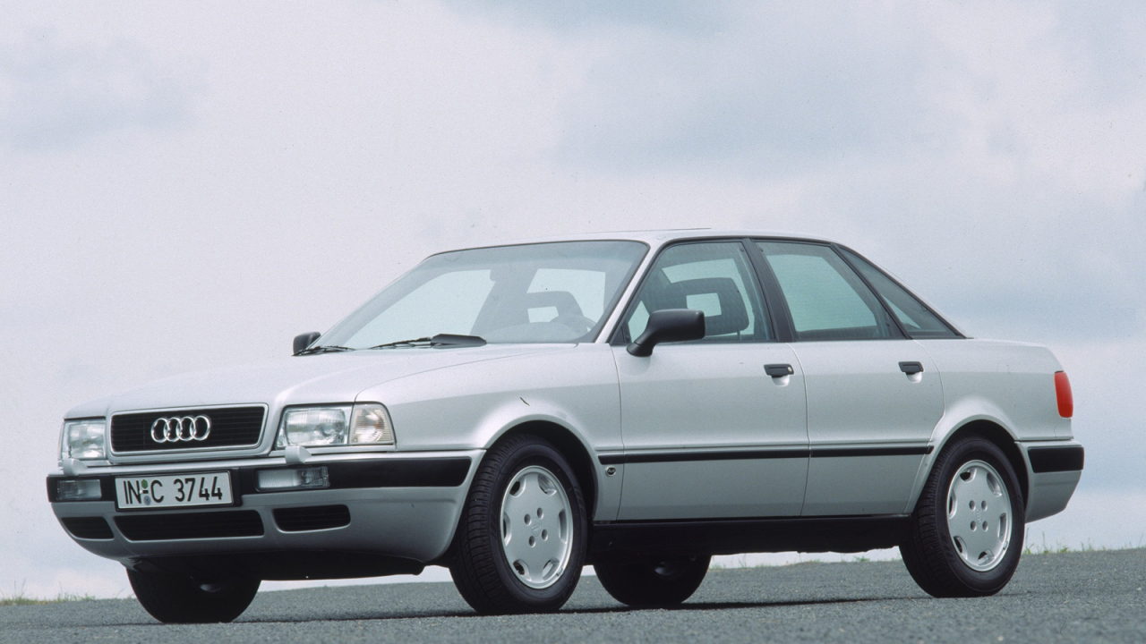 Красивый автомобиль Audi 80