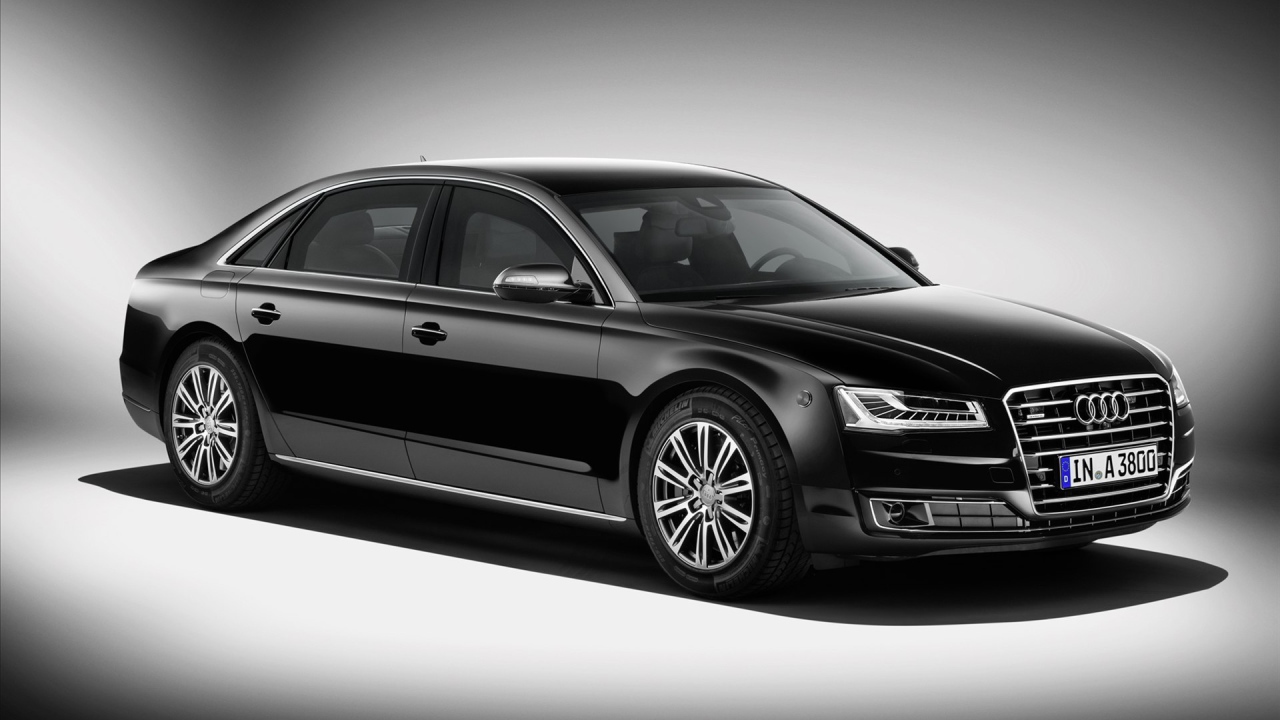 Красивый автомобиль Audi A8 2014