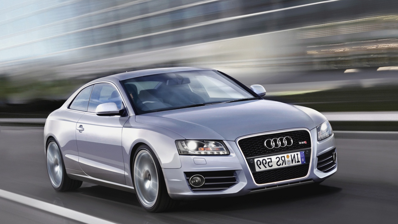 Красивый автомобиль Audi RS Q3 2014 года